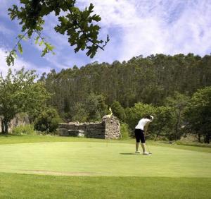 uma pessoa a jogar golfe num campo de golfe em Pensión Casa Pachín em Taragoña