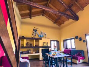 Un comedor con mesa y sillas en Tenuta MonteOliveto - Romantic Cottage - Agriturismo nelle Langhe, en Vesime