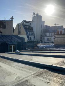 una calle vacía en una ciudad con edificios en Place Vendôme Luxe 60 SQM Bail mobilité en París