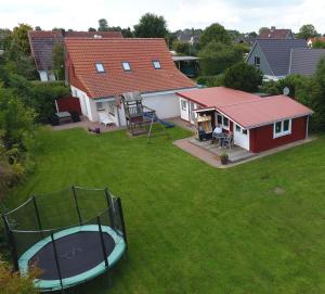 an aerial view of a backyard with a basketball hoop at Haus Weitblick in Glückstadt
