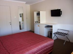 A kitchen or kitchenette at Murray River Motel