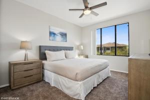 1 dormitorio con cama y ventana en Ascent North Scottsdale Pool Gym Apartments Near Mayo and Scottsdale Quarter en Scottsdale