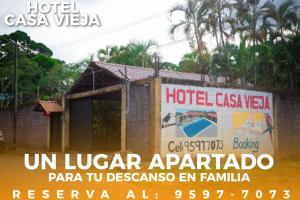 un panneau pour un hôtel dans une publicité ligerapaapaapaapaapaapaapaapaapaapaapaapaapaapaapaapaapaapaapaapaapa dans l'établissement Hotel Casa Vieja, à La Ceiba