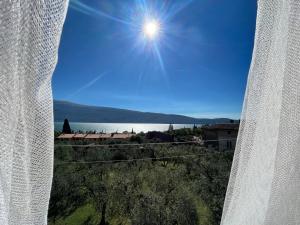 una ventana con vistas al lago en B&B Vistalago en Toscolano Maderno