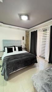 sypialnia z dużym łóżkiem w pokoju w obiekcie KND Living Concept - Standard Room w Heraklionie +2 zdjęcia