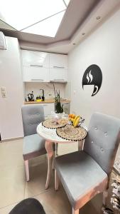 jadalnia ze stołem i 2 krzesłami w obiekcie KND Living Concept - Standard Room w Heraklionie