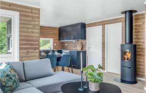 Ruang duduk di Stunning Home In Gjemnes With Wifi