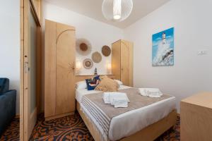een slaapkamer met een bed met twee handdoeken erop bij VOGLIA D'ESTATE apartments in San Vito lo Capo