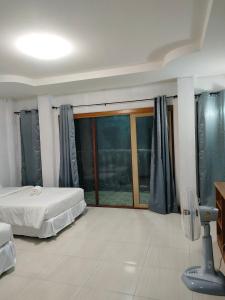 Кровать или кровати в номере Garden View Resort Tonsai