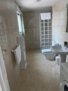 Um banheiro em Apartamentos Dulcemar Frente al Mar con zona SPA