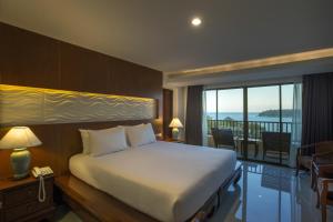 Postel nebo postele na pokoji v ubytování Chanalai Garden Resort, Kata Beach