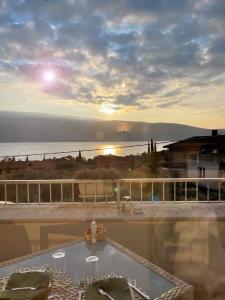 einen Blick auf den Sonnenuntergang vom Balkon eines Hauses in der Unterkunft B&B Vistalago in Toscolano-Maderno