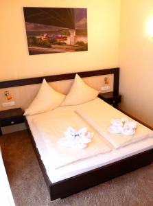 Un dormitorio con una cama con dos flores. en Hotel O'felder, en Osterrönfeld