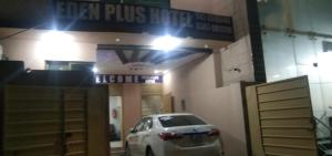 un'auto parcheggiata in un garage con un'auto parcheggiata in esso di Hotel Eden Plus Lahore a Lahore