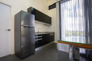 - un réfrigérateur en acier inoxydable dans une cuisine avec fenêtre dans l'établissement Stunning 3-Bed Villa in Chiang Mai, à Chiang Mai
