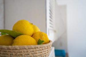 una cesta de naranjas y limones sobre una mesa en Apartamentos Playamar - Formentera Break, en Playa de Migjorn 10 fotos más