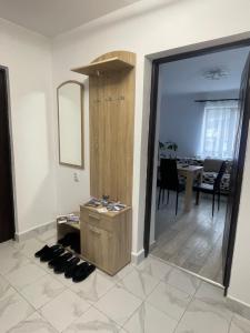 Habitación con espejo y mesa con sillas. en Casa Pietrele Doamnei en Câmpulung Moldovenesc