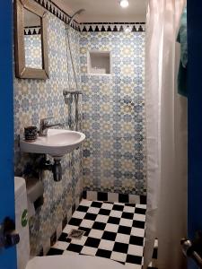 baño con lavabo y suelo de baldosa. en Dar Daoud, en Marrakech