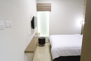 Tempat tidur dalam kamar di Yokotel Hotel