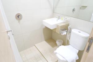 Kopalnica v nastanitvi Yokotel Hotel + 25 fotografij