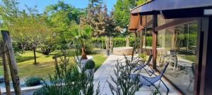 un patio con sedie e una fontana in un giardino di Maison sur le Bassin d'Arcachon a La Teste-de-Buch Altre 21 foto