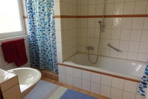 a bathroom with a tub and a toilet and a sink at Campus Apartment Ernst in Dresden