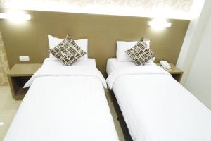 Un pat sau paturi într-o cameră la Yokotel Hotel