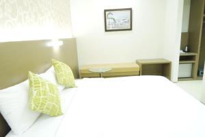 Postel nebo postele na pokoji v ubytování Yokotel Hotel