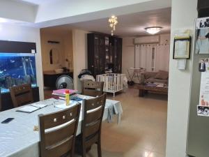贝特谢安נוף לגלבוע的一间带桌椅的餐厅和客厅