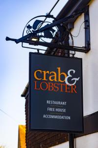 un panneau sur le côté d'un bâtiment dans l'établissement The Crab & Lobster, à Chichester