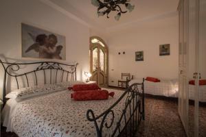 ローマにあるディ フロンテ アラ キューポラのベッドルーム1室(赤い枕のベッド1台付)