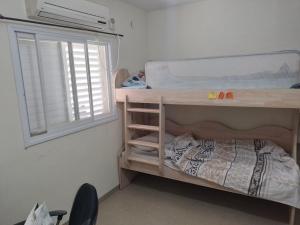贝特谢安נוף לגלבוע的一间小卧室,配有双层床和窗户 更多28张照片