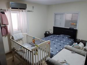 贝特谢安נוף לגלבוע的一间婴儿房,配有婴儿床和婴儿床