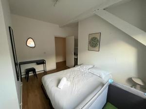リールにあるNOCNOC - Le grand Nationalの白いベッドルーム(ベッド1台、デスク付)