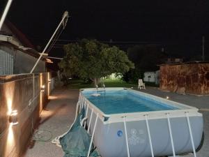 贝特谢安נוף לגלבוע的夜间在院子里的游泳池