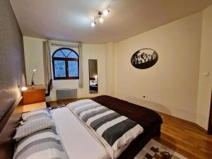 sypialnia z dużym łóżkiem i oknem w obiekcie Dream Apartments No.202 - Right in the heart of Tále w mieście Tale