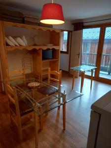 un soggiorno con tavolo e tavolo in vetro di Appartement Orelle, domaine Les 3 vallées / Val Thorens a Orelle