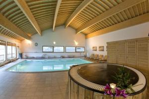 una gran piscina en una habitación grande en Appartement Orelle, domaine Les 3 vallées / Val Thorens, en Orelle