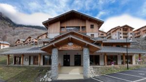 un edificio nel mezzo di un parcheggio di Appartement Orelle, domaine Les 3 vallées / Val Thorens a Orelle