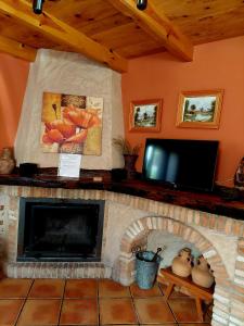 TV a/nebo společenská místnost v ubytování Casa Arroyo Los Ubios Arroyo Frio + 31 fotografií