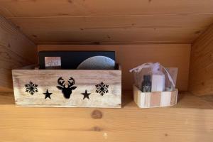 Una caja de madera con una bola y estrellas. en Comodo rifugio montano LA STAFFA in Valdidentro, en Premadio