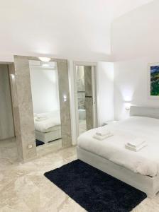 Ένα ή περισσότερα κρεβάτια σε δωμάτιο στο Giorgi Lux