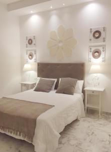 1 dormitorio con 1 cama grande y altavoces en la pared en FLOS Guest House, en Lucera