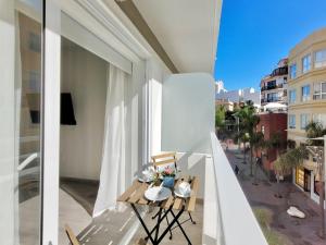 balkon ze stołem i krzesłami oraz widokiem na miasto w obiekcie La Hoya 29 Apartments w Puerto de la Cruz