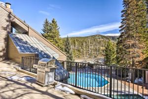 dom z balkonem i basenem w obiekcie Cozy Ski-InandSki-Out Winter Park Resort Condo! w mieście Winter Park