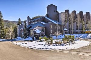 duży dom w śniegu z drogą przed w obiekcie Cozy Ski-InandSki-Out Winter Park Resort Condo! w mieście Winter Park