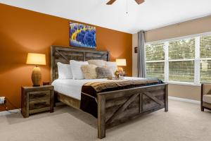 Un dormitorio con una cama grande y una ventana en Windsor Hills Villa w pool near Disney, en Coffeyville