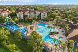 una vista aérea de una piscina en un complejo en Windsor Hills Villa w pool near Disney, en Coffeyville