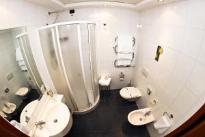 Uma casa de banho em Best Western Hotel Class Lamezia