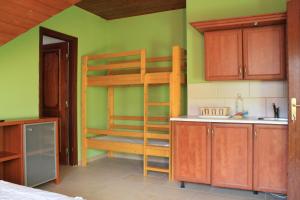- une cuisine avec des lits superposés dans une chambre dans l'établissement Lenke Apartmanház, à Balatonlelle